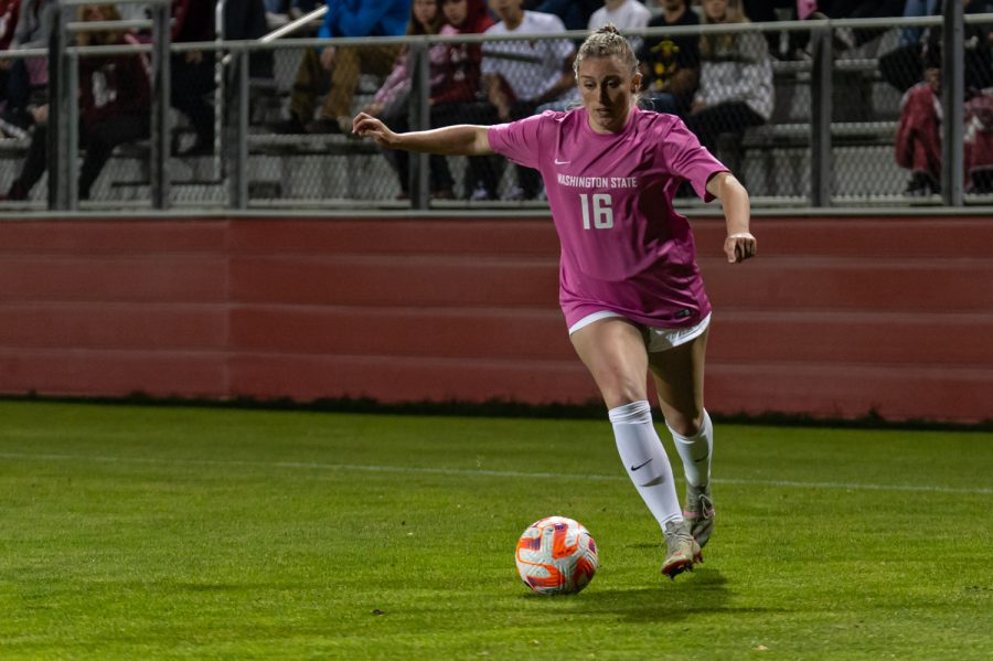 WSU forward Alyssa Gray crosses the ball during an NCAA womens soccer match against Oregon, Oct. 14.