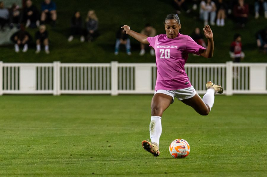 WSU defender Aaqila McLyn passes the ball during an NCAA womens soccer match against Oregon, Oct. 14.