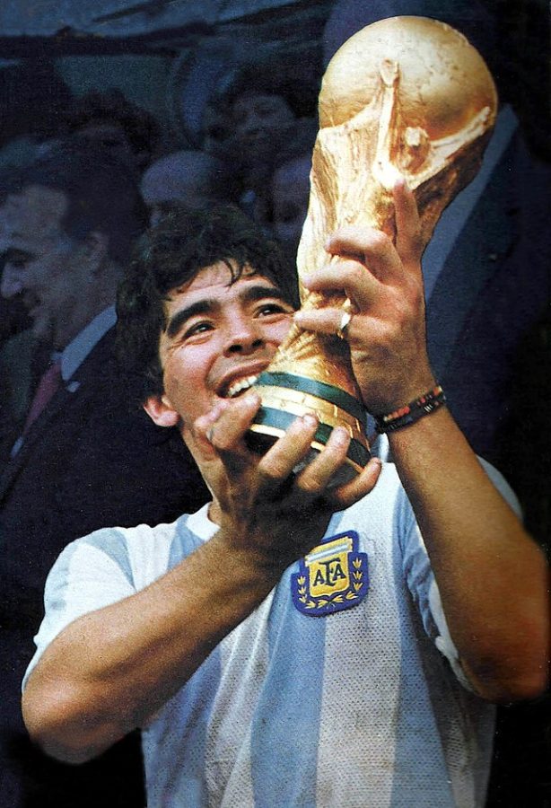 640px-Maradona-Mundial_86_con_la_copa