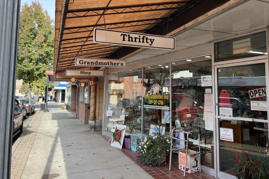 Colfax+Thrifty+Grandmothers+give+back+to+the+community