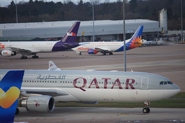 640px-A7-AEM_Airbus_A330-302_(cn_893)_Qatar_Airways._(12390282894)