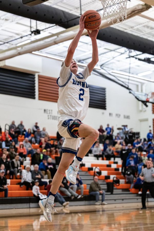 Pullman+point+guard+Jaedyn+Brown+dunks+the+ball+during+a+2A+boys+state+basketball+game+against+R.A.+Long%2C+Feb.+25%2C+2023%2C+in+Spokane+Valley%2C+Wash.