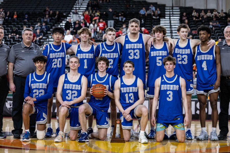 The+Pullman+High+School+boys+basketball+team+poses+for+a+photo+with+the+3rd+place+trophy+after+defeating+Prosser+57-53%2C+March+4%2C+2023%2C+in+Yakima%2C+Wash.