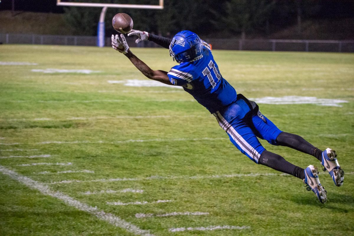 Pullman WR Champ Powaukee attempts to make a diving reception against Rogers, Sept. 22, in Pullman, Wash. 