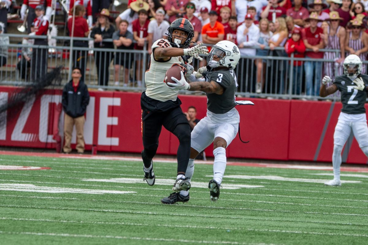 Josh Kelly makes a miraculous one-handed catch with a defender grabbing onto his jersey in the first quarter against Oregon State, Sept. 23, in Pullman, Wash. 