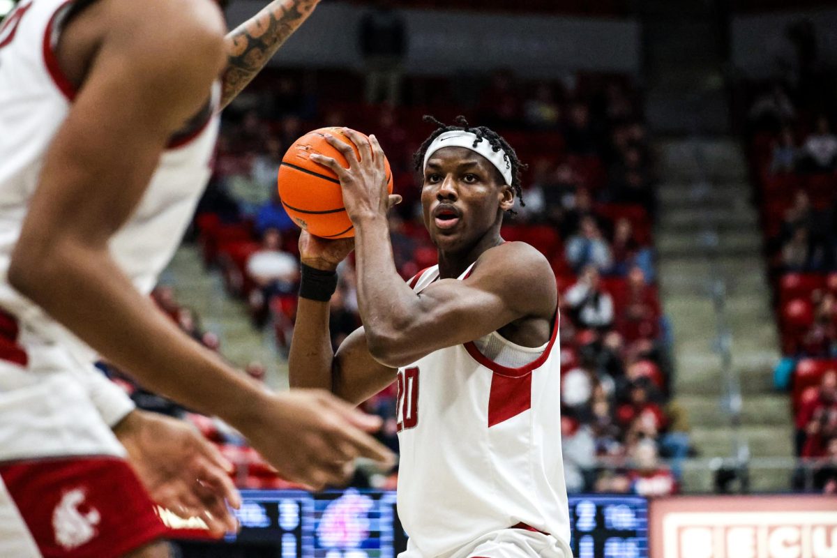 Center Rueben Chinyelu looks around to pass the ball during an NCAA men’s basketball game against Colorado, Jan. 27, 2024, in Pullman, Wash.