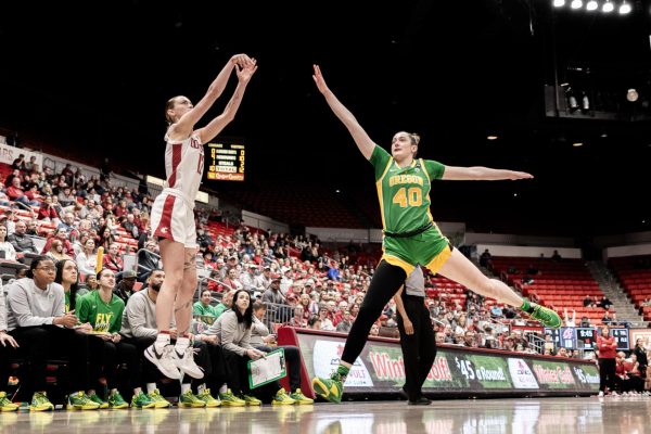 Kyra Gardner shoots form the corner as Oregons Grace Vanslooten closes out, Feb. 25, in Pullman, Wash.