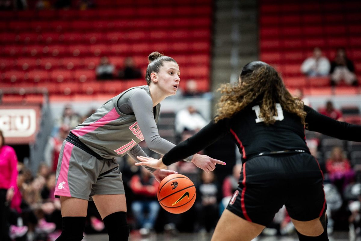 Astera Tuhina calls for a screen on her defender, Feb. 11, in Pullman, Wash.