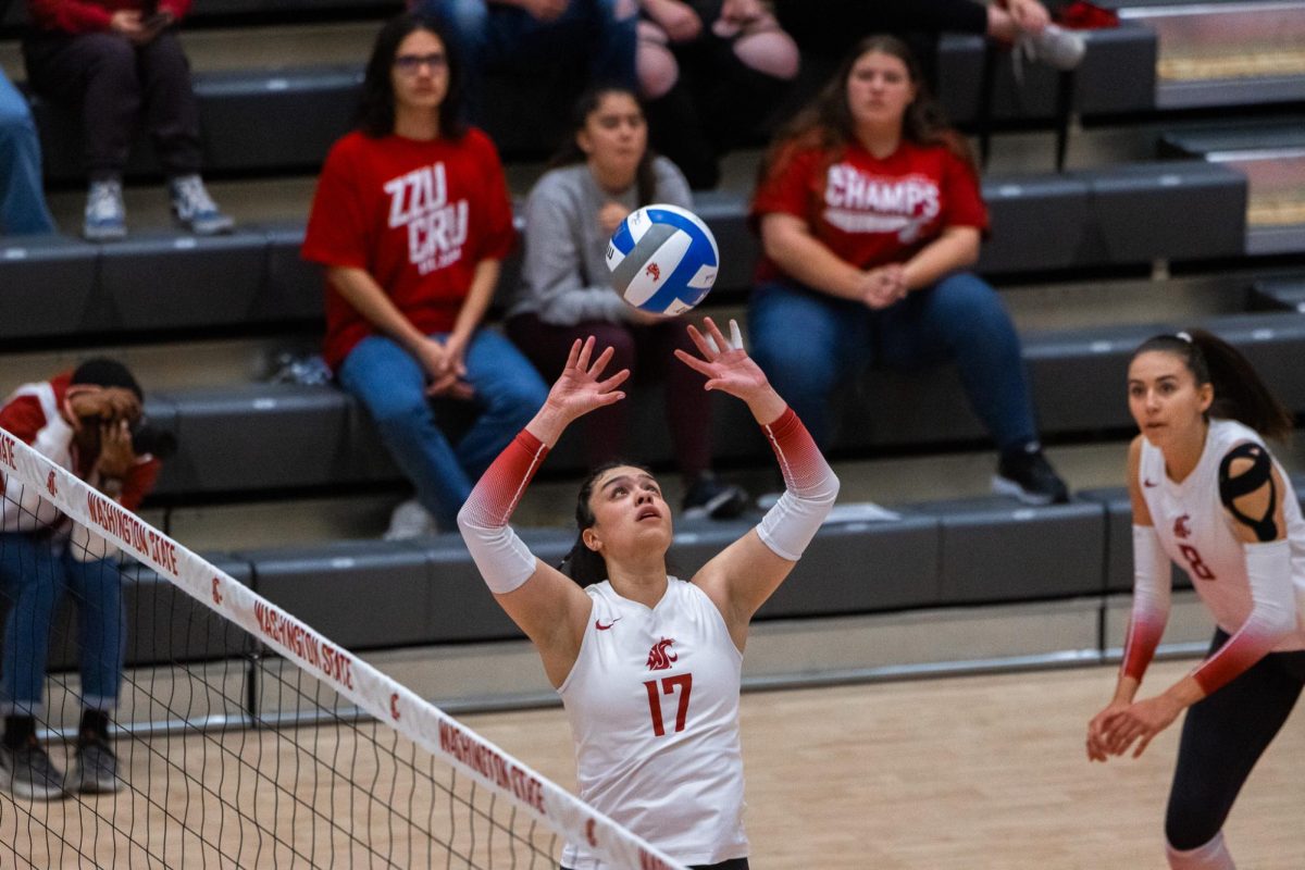 Italia Bernal (L) readies a pass as Katy Ryan (R) waits in the wings, Oct. 2, in Pullman, Wash. 