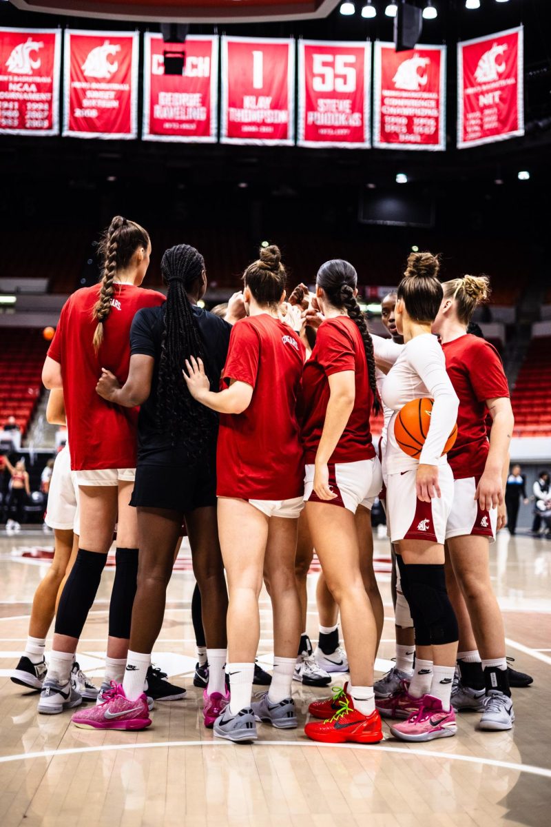 WSU WBB team in a huddle.