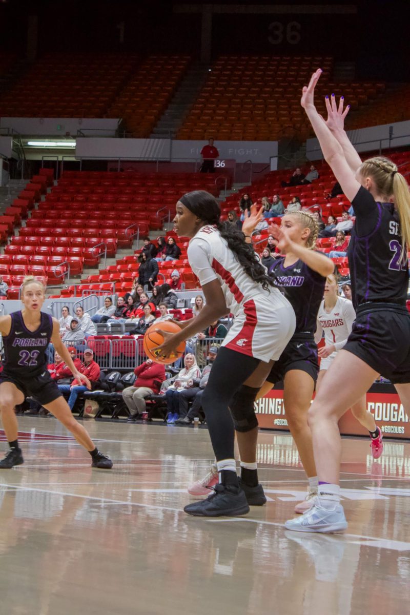 Candance Kpetikou recieves a pass and prepares to drive to the rim against Portland on Jan. 23, Pullman, WASH. 