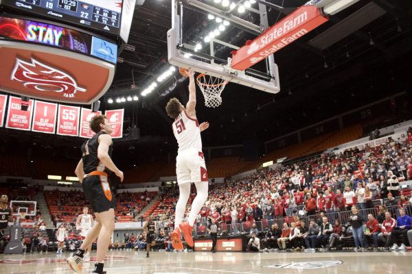 Kase Wynott goes to the rim against Pacific on Jan. 9, Pullman, Wash. 