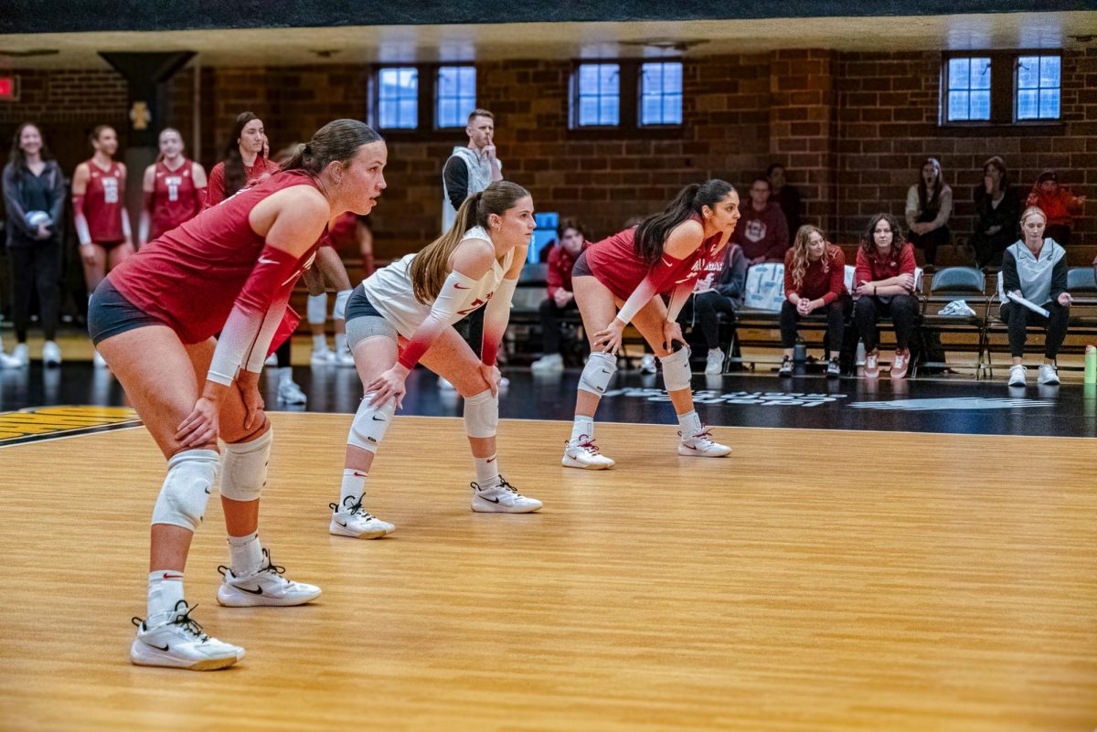 Kate Hayhurst, Tinons Munar Galmés and Madyn Cervellera preparing for a serve against University of Idaho.
